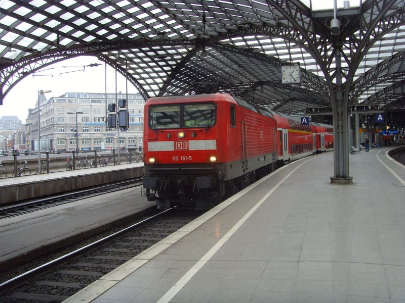 112 161-5 zieht ihren RE aus dem Klner Hauptbahnhof nach Mnster. 30.10.08