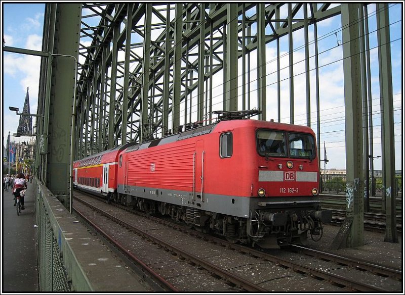 112 162 fhrt mit dem Rigionalzug RE 7 in Richtung Rheine ber die Hohenzollernbrcke in Kln. (16.09.2007)