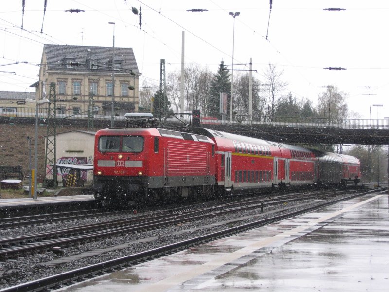 112 163-1 mit dem RE 7 nach M�nster (Westf) Hbf am 06.04.2008 bei der Einfahrt im Solinger Hbf 