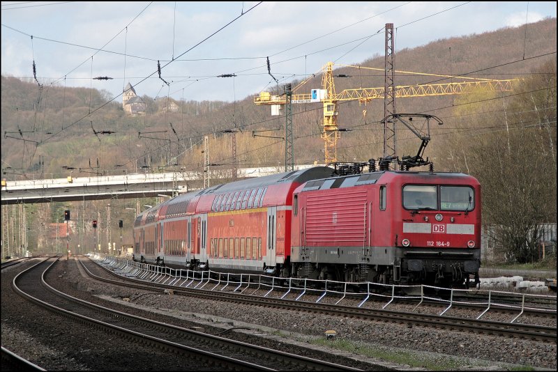 112 164 schiebt den RE7 (RE 29719)  Rhein-MNSTERLAND-Express  nach Krefeld Hbf. In Westhofen wird der Zug ins Visier genommen. (12.04.2008)
