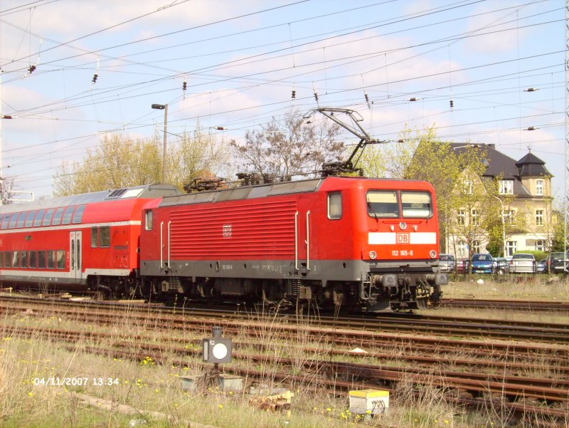 112 165 schiebt den RE1 nach Magdeburg HBF in den Bahnhof Eisenh�ttenstadt.10.04.07