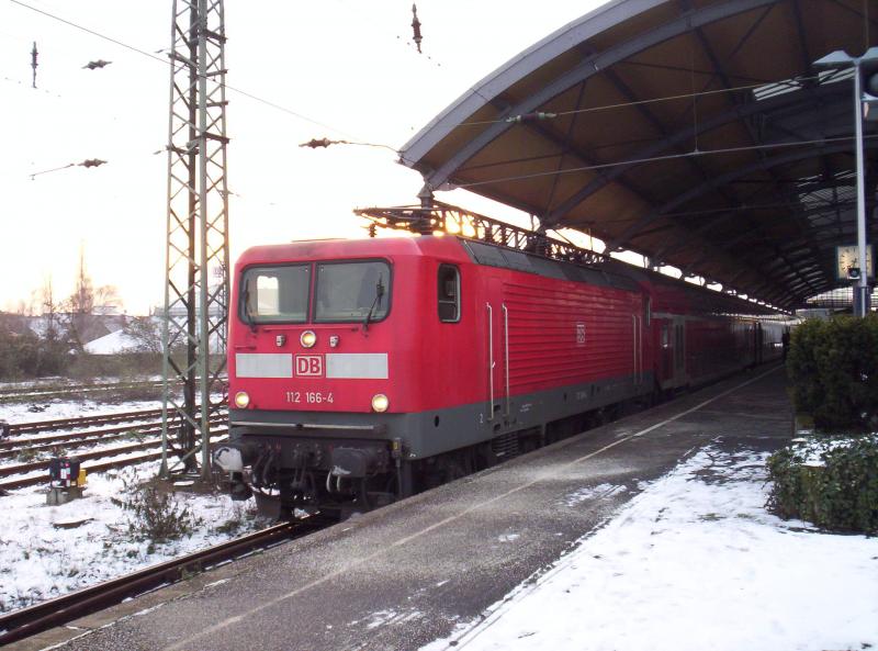 112 166-4 steht als RE 7  Rheinmnsterland-Express  kurz vor seiner Abfahrt im Krefelder Hbf am 29.12.2005
