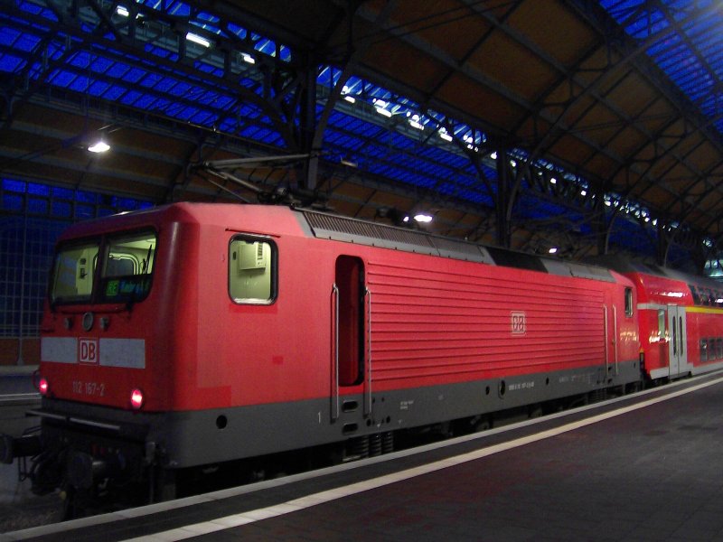 112 167-2 hat soeben den RE 21406 von Hamburg Hbf nach Lbeck Hbf geschoben und wird gleich mit dem RE 21409 zurck nach Hamburg Hbf fahren. Aufgenommen am Morgen des 20.12.08 in Lbeck Hbf.