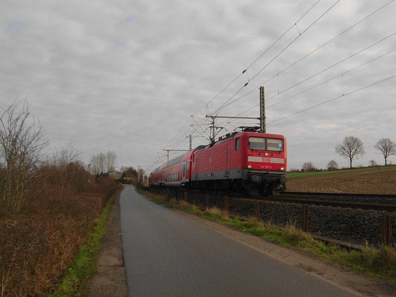 112 167-2 rauscht am 23.12.08 mit RE 21415 Lbeck Hbf - Hamburg Hbf in den Bahnhof von Reinfeld (Holst.).
