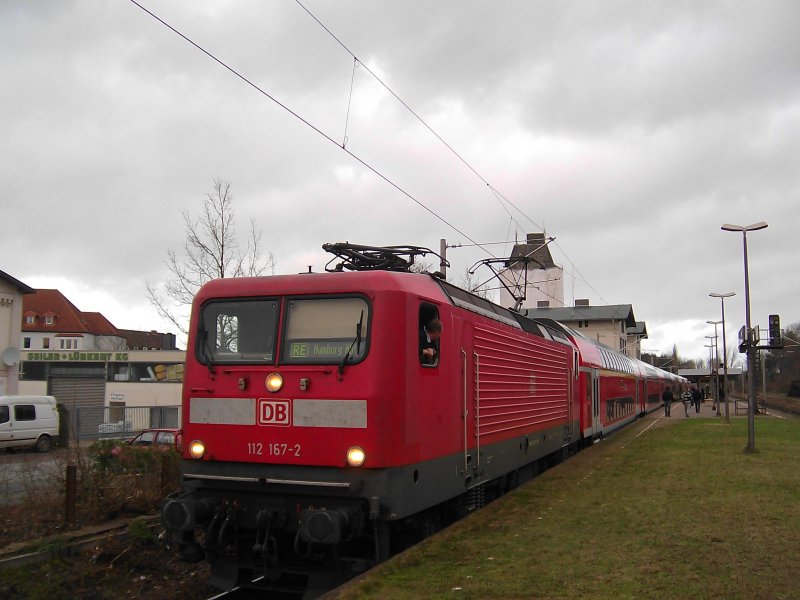 112 167-2 steht am 20.12.08 mit RE 21421 Lbeck Hbf - Hamburg Hbf in Reinfeld (Holst.) und wartet auf die Abfahrt.