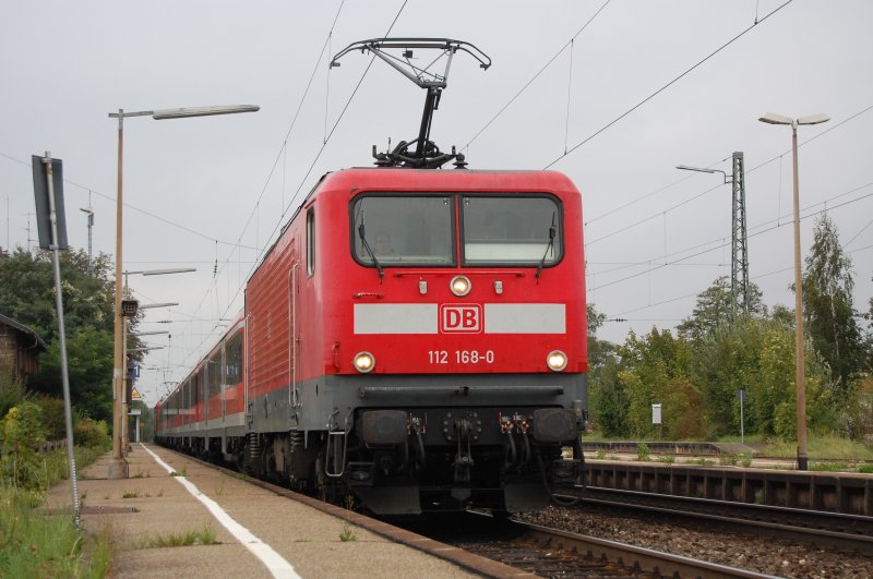 112 168-0 mit einer Modus-Wagen-Garnitur und am Zugschluss eine weitere 112er-Schubleistung als Steuerwagenersatz wurden am 06.09.07 bei der Ausfahrt aus dem Siegelsdorfer Bahnhof abgelichtet.
