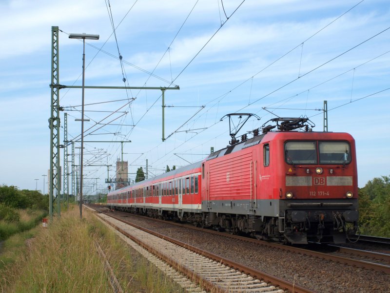 112 171-4 beschleunigt am 17.06.09 die RB 21329 nach Hamburg Hbf aus Bad Oldesloe und wird in wenigen Minuten in Kupferm�hle halten.