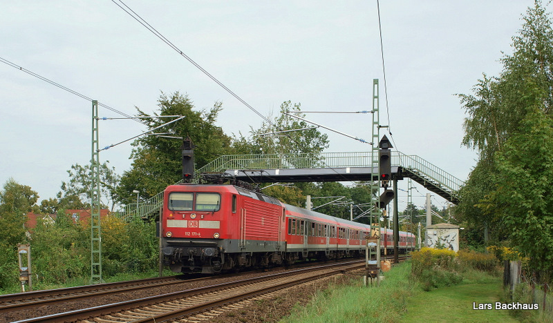 112 171-4 hat soeben mit RB 21319 nach Hamburg Hbf den Bahnhof Ahrensburg verlassen und steuert nun Hamburg-Rahlstedt an. Aufgenommen am 9.09.09 im Ahrensburger Tunneltal.