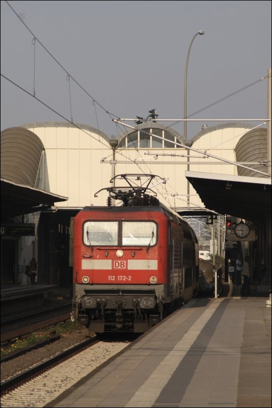 112 172 (9180 6112 172-2 D-DB) durchf�hrt mit einem RE die Station Hasselbrook. (11.04.2009)