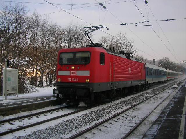 112-172 durchfhrt am eiskalten Nachmittag des 27.1.06 mit ihrem IRE Stuttgart - Karlsruhe den Bahnhof Ersingen und wird gleich in den 180m langen Ersinger Tunnel einfahren.
