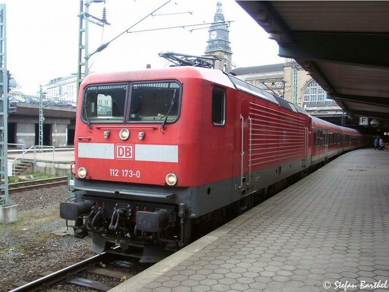 112 173-0 gehrt eigentlich mittlerweile zum BH Braunschweig, ist aber noch mit DB Reise&Touristik AG Berlin beschriftet. Sie Fhrt fr DB Regio einen RE Hamburg Kiel, hier in Hamburg Hbf.
Ostern 2004