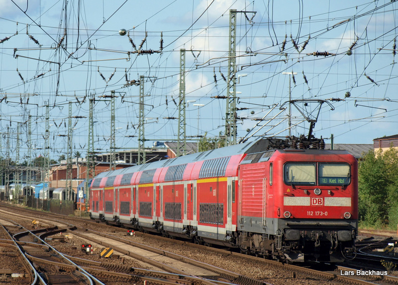 112 173-0 schiebt den RE 21024 nach Kiel Hbf am 22.08.09 nach einem Zwischenstop in Neum�nster am AW Neum�nster Richtung Landeshauptstadt vorbei.