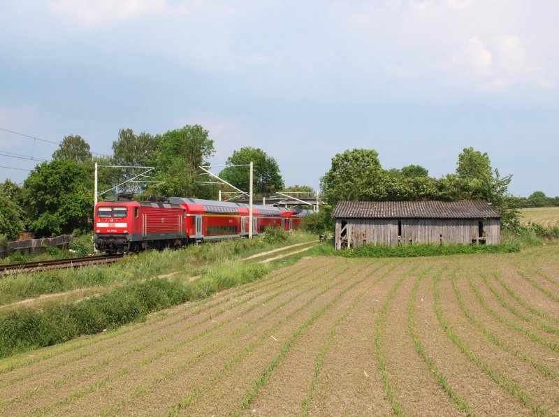 112 175-5 hat am 24.05.09 den RE 21423 L�beck Hbf - Hamburg Hbf am Haken. Aufgenommen beim passieren eines alten Fahrzeugunterstandes.