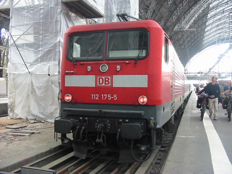 112-175 zieht am 26.7.2005 Regionalbahn, hier im Endbahnhof Frankfurt a. M.