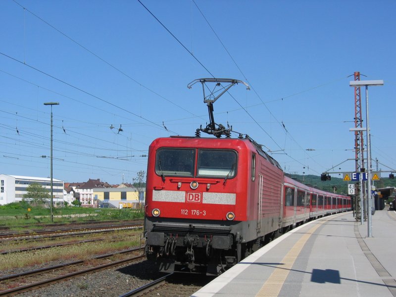 112 176-3 + 112 167-2 mit einer Regional Bahn nach Frankfurt am 11.05.2008 in Aschaffenburg Hbf