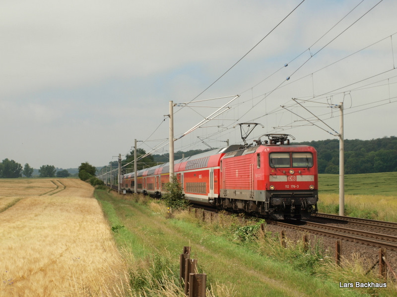 112 176-3 rast am 29.06.09 mit RE 21414 aus Hamburg Hbf zum nchsten Halt nach Reinfeld (Holst.). Ziel des Zuges ist Lbeck Hbf.