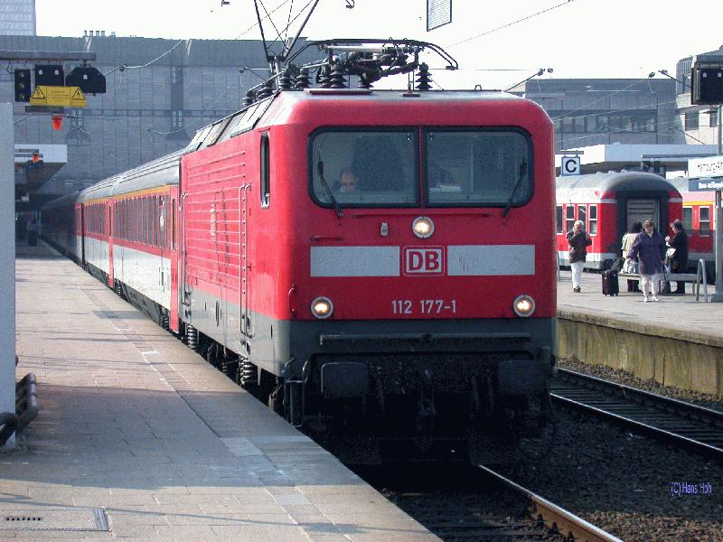 112 177 mit tschechischem Wagenzug als EC 175 Hamburg - Prag am 10.4.2002 in Hmb-Altona.