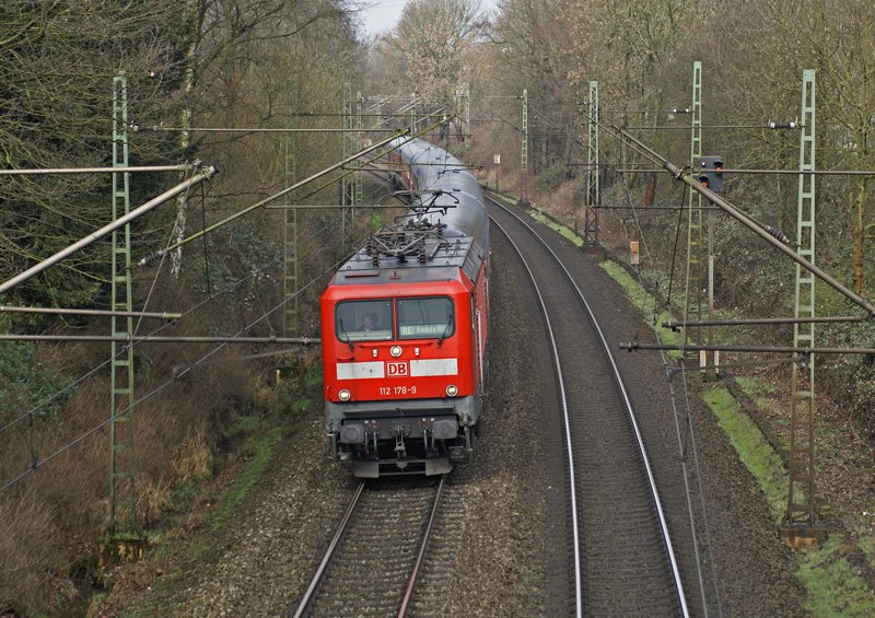 112 178-9 am 29.03.2009 mit einem Schlex nach Hamburg Hbf in Pinneberg.
