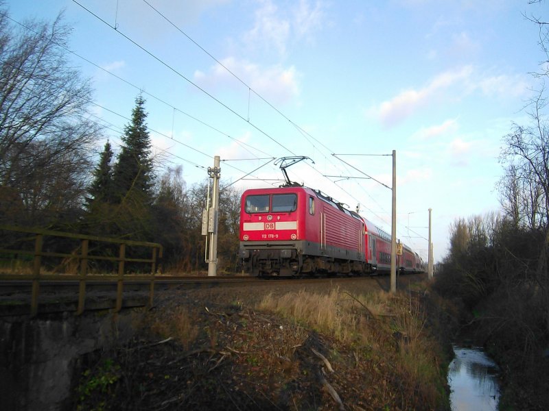 112 178-9 beschleunigt am 22.12.08 den RE 21420 Hamburg Hbf - Lbeck Hbf aus Reinfeld (Holst.).