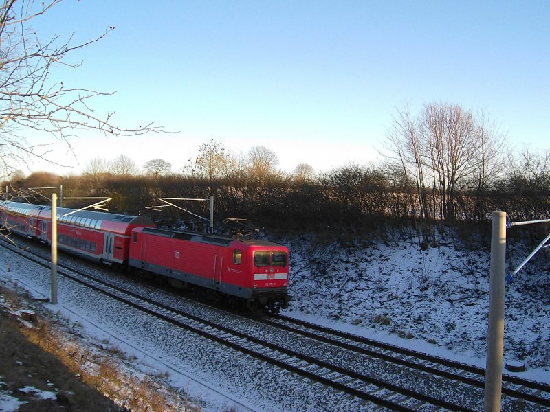 112 178-9 schiebend am RE 21570 Hamburg Hbf - Lbeck Hbf am 7.01.09 kurz nach der Ausfahrt aus Reinfeld (Holst.).