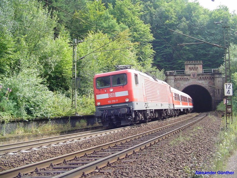 112 179-7 verlsst mit der RB 34782 (Wrzbug Hbf - Schlchtern) am 10.08.2007 den 233 m langen Ebertsberg-Tunnel zwischen Sterbfritz und Elm an der Nord-Sd-Strecke. 
