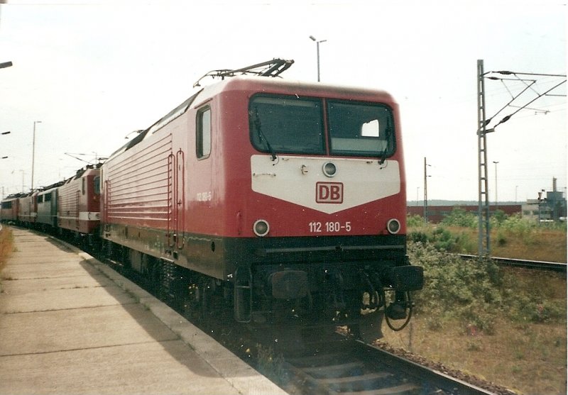 112 180 wartete an einem Julitag 1999 mit anderen Loks in Mukran Mitte auf ihre Rckleistung nach Berlin.