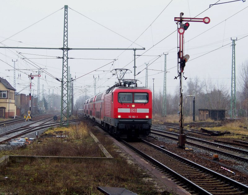 112 182-1 fhrt jetzt und heute noch in den Lbbenauer Bahnhof, auf Gleis 4, ein, um weiter nach Rathenow zu fahren. Morgen dann wieder vom Gleis 1. Lbbenau/Spreewald den 13.12.2008