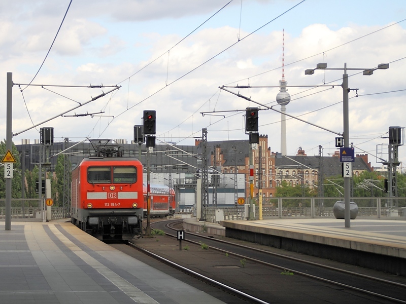 112 184-7 fhrt mit dem RE 2 nach Rathenow in Berlin Hbf ein. (11.7.2009)
