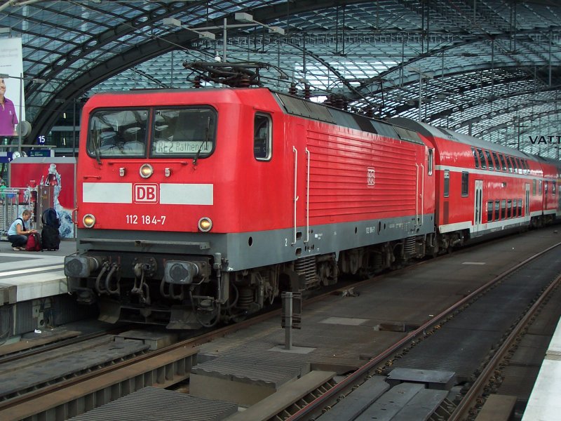 112 184-7 steht am Gleis 13 dem RE2 von Cottbus nach Rathenow bereit. Berlin Hbf den 23.07.2007