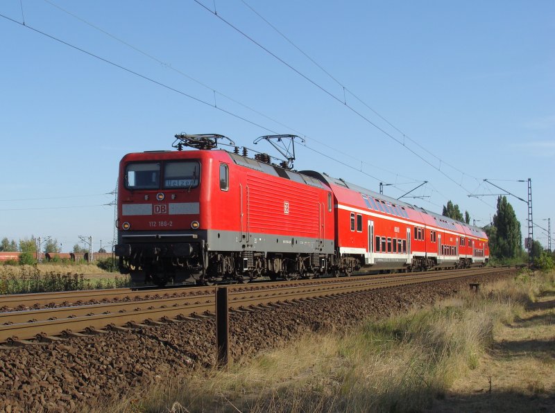 112 186-2 mit einem Regionalexpress von Magdeburg Hbf nach Uelzen. Fotografiert kurz vor dem Haltepunkt Magdeburg-Rothensee am 31.08.2009.