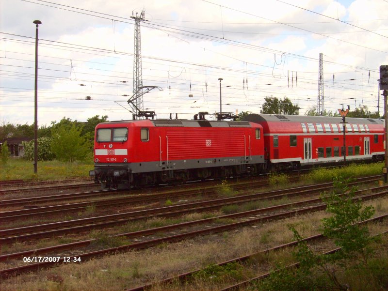 112 187 hat ihren Zielbahnhof mit dem RE in Eisenhttenstadt erreicht und rollt aufs Aussetzgleis.17.06.07