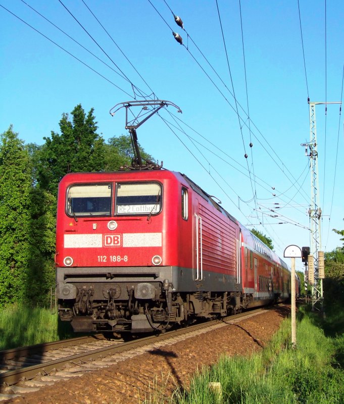 112 188-8 fhrt am 09.05.2008 mit dem RE2 (RE 38145) seinem Ziel  Cottbus  entgegen. Hier kurz hinter dem Bahnhof Lbbenau/Spreewald. 
