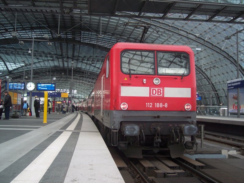 112 188-8 mit dem RE 1 von Frankfurt/Oder nach Brandenburg/Havel im Berliner Hbf