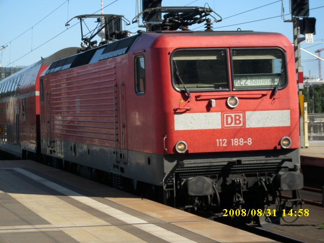 112 188 am 31.08.2008 bei der Einfahrt mit dem RE2 nach Rathenow in den Berliner Hbf.