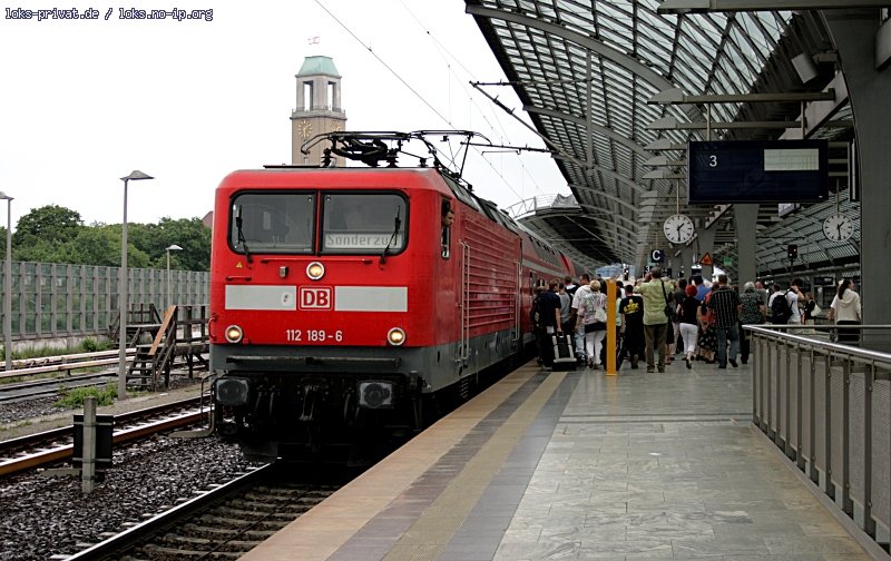 112 189-6 mit Sonderzug 38810 und Dosto-Wagen nach D�sseldorf zum Europa-Jugendtag in Berlin-Spandau. 21.05.2009