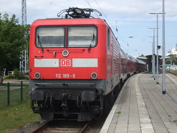 112 189-6(BW Cottbus)mit RE38591 von Warnemnde nach Berlin Hbf (tief)abgestellt am Gleis 1 im Warnemder Bahnhof.Aufgenommen am 06.06.09