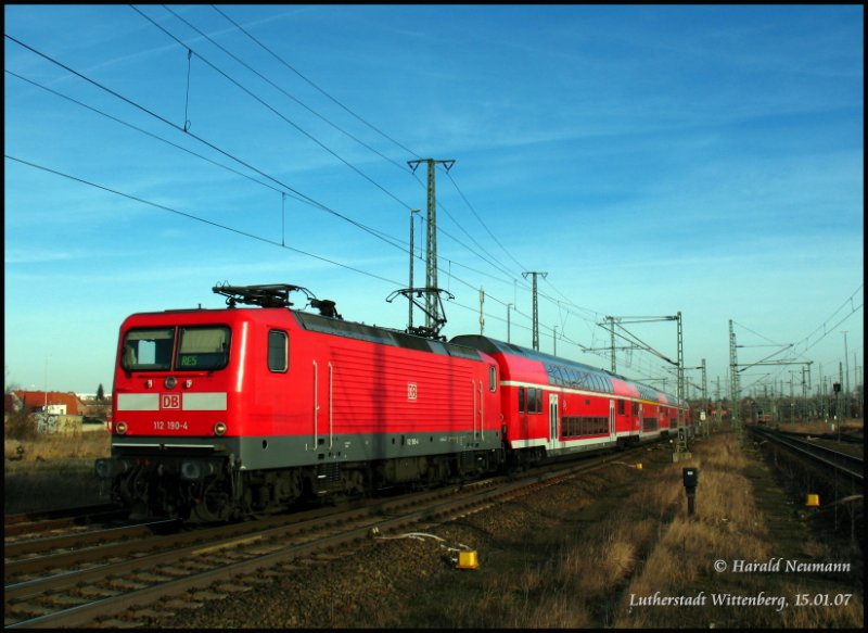 112 190 fhrt mit RE33103 aus Rostock Hbf im Zielbahnhof Lutherstadt Wittenberg ein, 15.01.07.