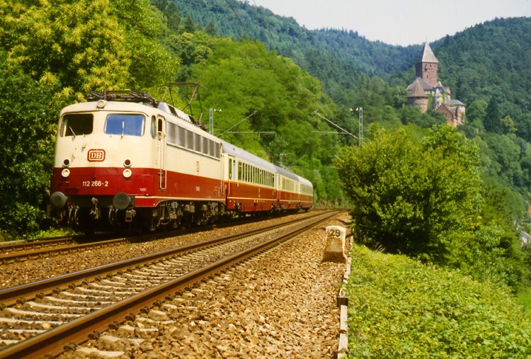 112 266 vor TEE 16  Rheingold  im Juli 1984 bei Zwingenberg im Neckartal.
