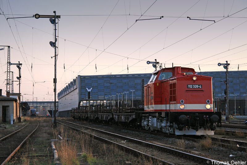 112 326 ist am Abend des 27.03.07 mit ihrem Zug aus Chemnitz-Sd in Hbf eingetroffen. Das letzte Licht des Tages hat gerade noch fr dieses Bild gereicht