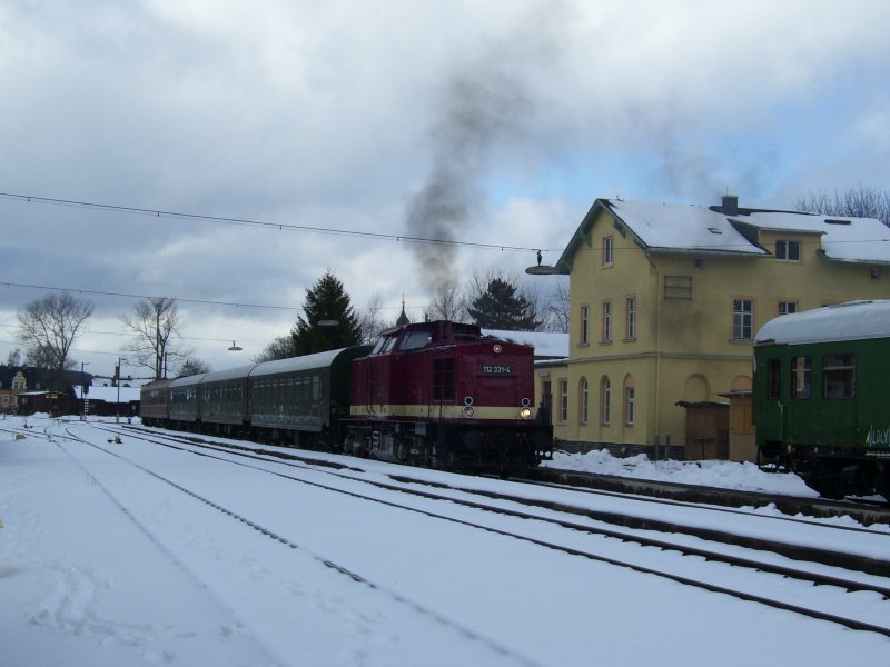 112 331-4 in der Abenddmmerung vor dem Empfangsgebude in Schlettau.