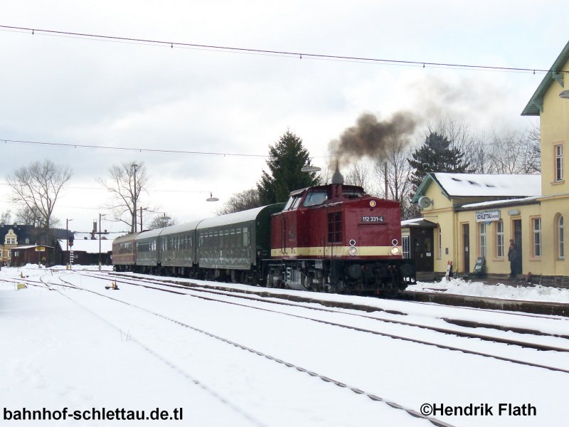 112 331-4 bei der Ausfahrt aus dem Bahnhof Schlettau am 21.03.2008.
Auch dieses Bild wurde als RAW aufgenommen, am PC nachbelichtet, die Farben verstrkt und etwas nachgeschrft.

	