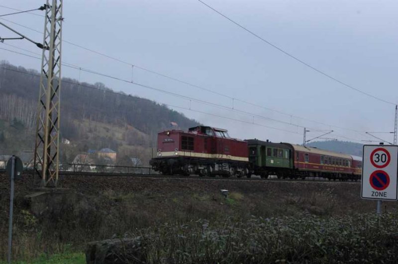 112 331-4 unterwegs mit einen Sonderzug von Knigstein nach
Dresden Neustadt .(30.11.08)