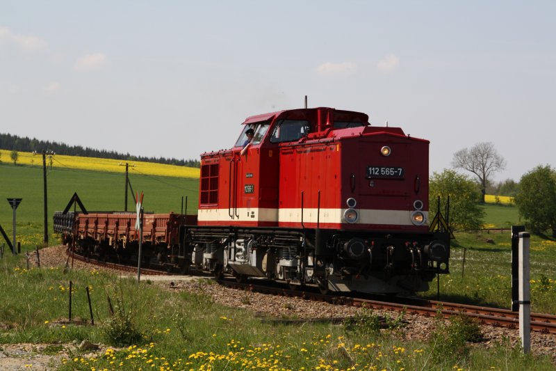 112 565-7 ist mit den Flachwagen die ich am 02.05 im Bahnhof Grhnstdtel fotografiert habe, Richtung Annaberg-Bucholz unterwegs. Hier kurz vorm ehemaligen Bahnhof Scheibenberg. (03.05.09)
