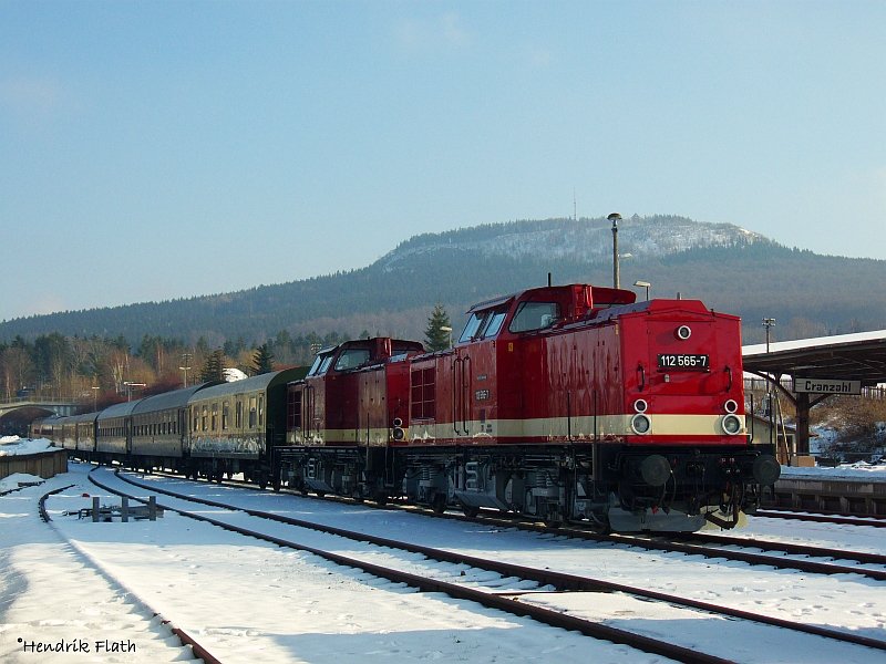 112 565-7 der PRESS und 112 331-4 der Ostschsischen Eisenbahnfreunde Lbau sind am 29.11.2007 in Cranzahl abgestellt. Beide Maschinen zogen den 9-Wagen-Zug von Flha nach Cranzahl. Im Hintergrund ist der 898m hohe Brenstein zu sehen. 