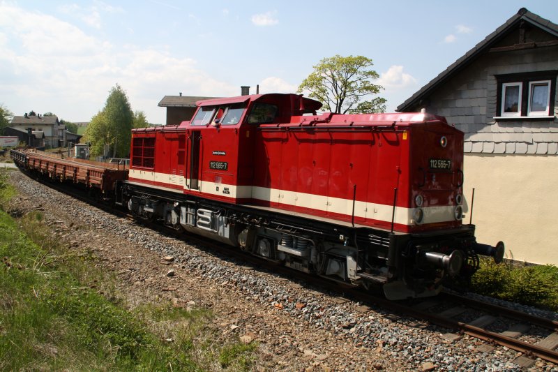 112 565-7 der Press passiert mit ihren Gterzug am 03.05.09 die   ehemaligen Bahnwerterhuschen in Scheibenberg. 