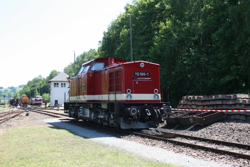112 565-7 der Pressnitztalbahn bei den Museumstagen Schwarzenberg.24.05.09.Im Hintergrund sind 106 992-1 und 118 776-4 zu sehen.