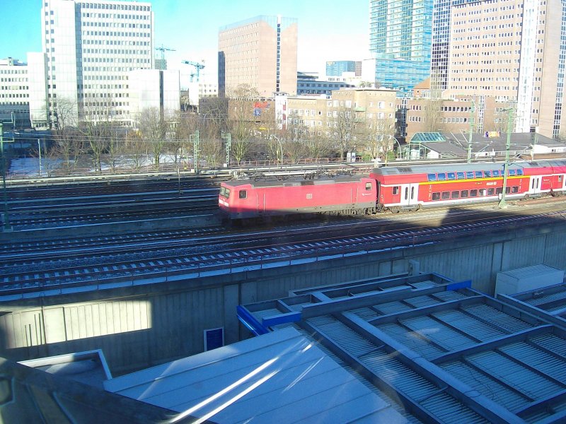 112 xxx-x f�hrt am 2.01.09 mit RE 21419 L�beck Hbf - Hamburg Hbf kurz hinter der S-Bahnstation Berliner Tor Richtung Hamburg Hbf. Aufgenommen aus der S 31 nach Hamburg-Altona, die gerade auf der Pfeilerbahn ebenfalls Richtung Hbf f�hrt.