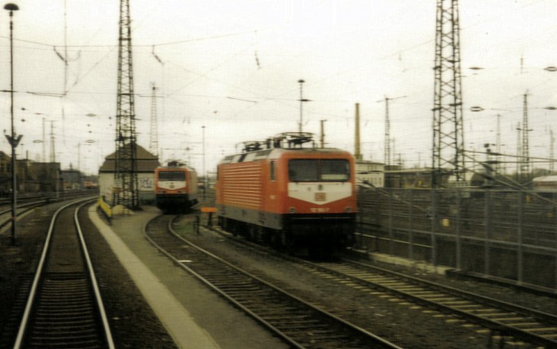 112.1 vorn und 112.0 dahinter am 27.03.1998 im Vorfeld des Leipziger Hbf. Sie wurden von Leipzig aus im IC,IR und sogar im Regionalverkehr eingesetzt. Dabei zumeist auf der RE Linie Leipzi-Magdeburg mit Dosto.-Wendezgen. Diese Garnituren konnte man auch auf der RB/RE Linie Magdeburg-Braunschweig antreffen.