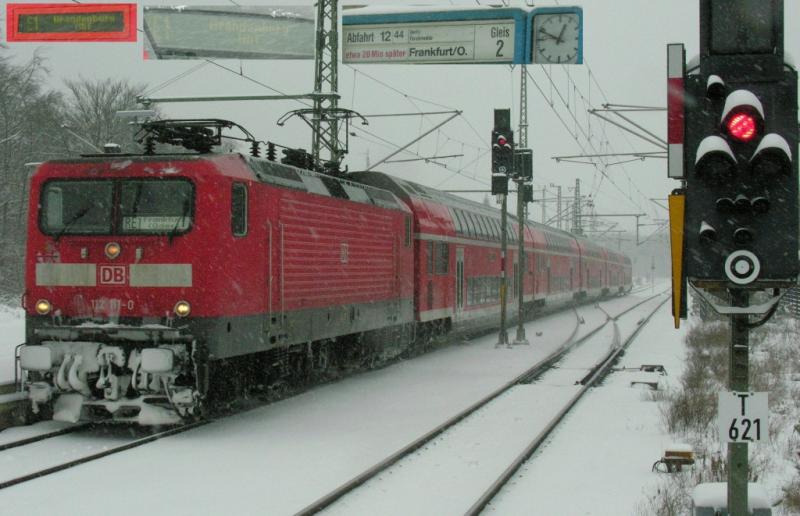112111 mit RE1 nach Frankfurt (Oder) am 28.11.2005. Am Zug und am Steuerwagen steht Brandenburg Havel, an der Lok Frankfurt(Oder). 20 Minuten spter wird angekndigt, ab er fhrt fast pnktlich. Zum Glck hat gerade wieder ein Katastrophenwinter angefangen. Auf den kann alles geschoben werden!