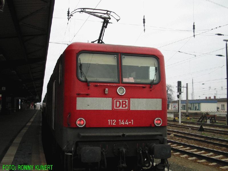 112144 steht hier als RE 2 Cottbus-Berlin-Rathenow als Schublok mit 3 Dostos abfahrbereit (31.10.02)